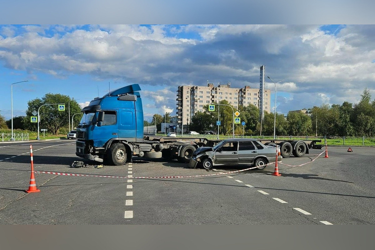 В Новгороде грузовик поехал на красный и отправил в больницу водителя «Лады»