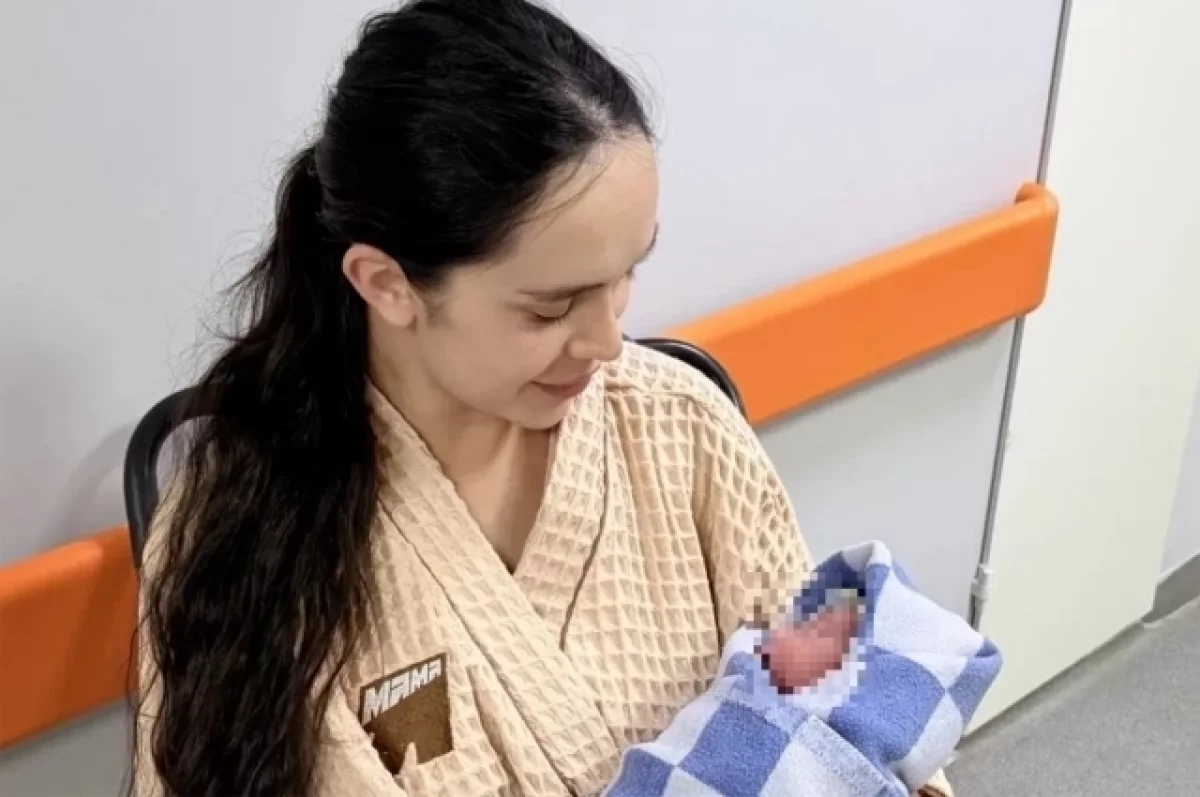 Жительница Нового Уренгоя родила мальчика на борту самолета