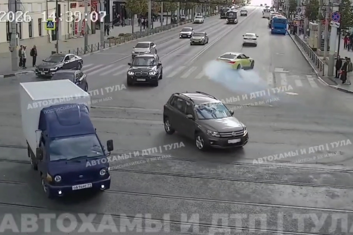 Салатовый BMW устроил опасный дрифт в центре Тулы в День города