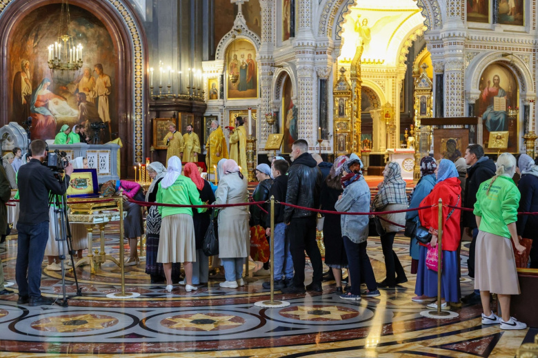 Священник объяснил километровые очереди у мощей Спиридона в Москве