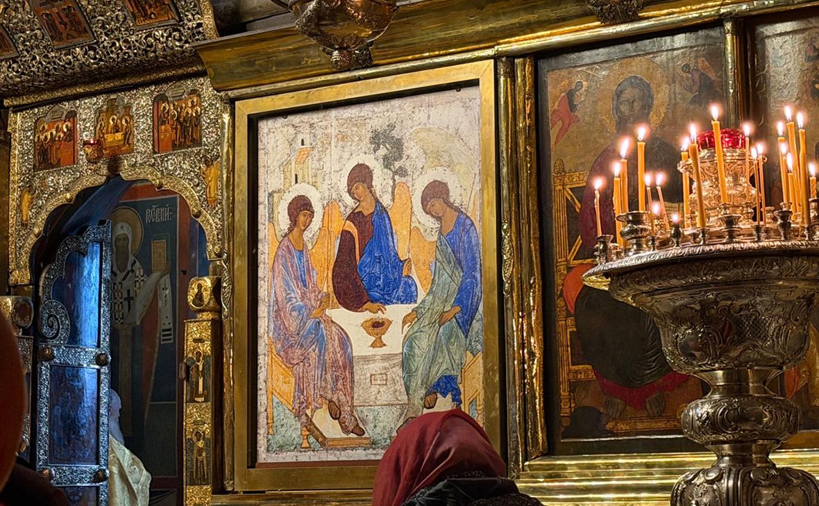В лавре разместили копию «Троицы» Рублева на время обследования витрины