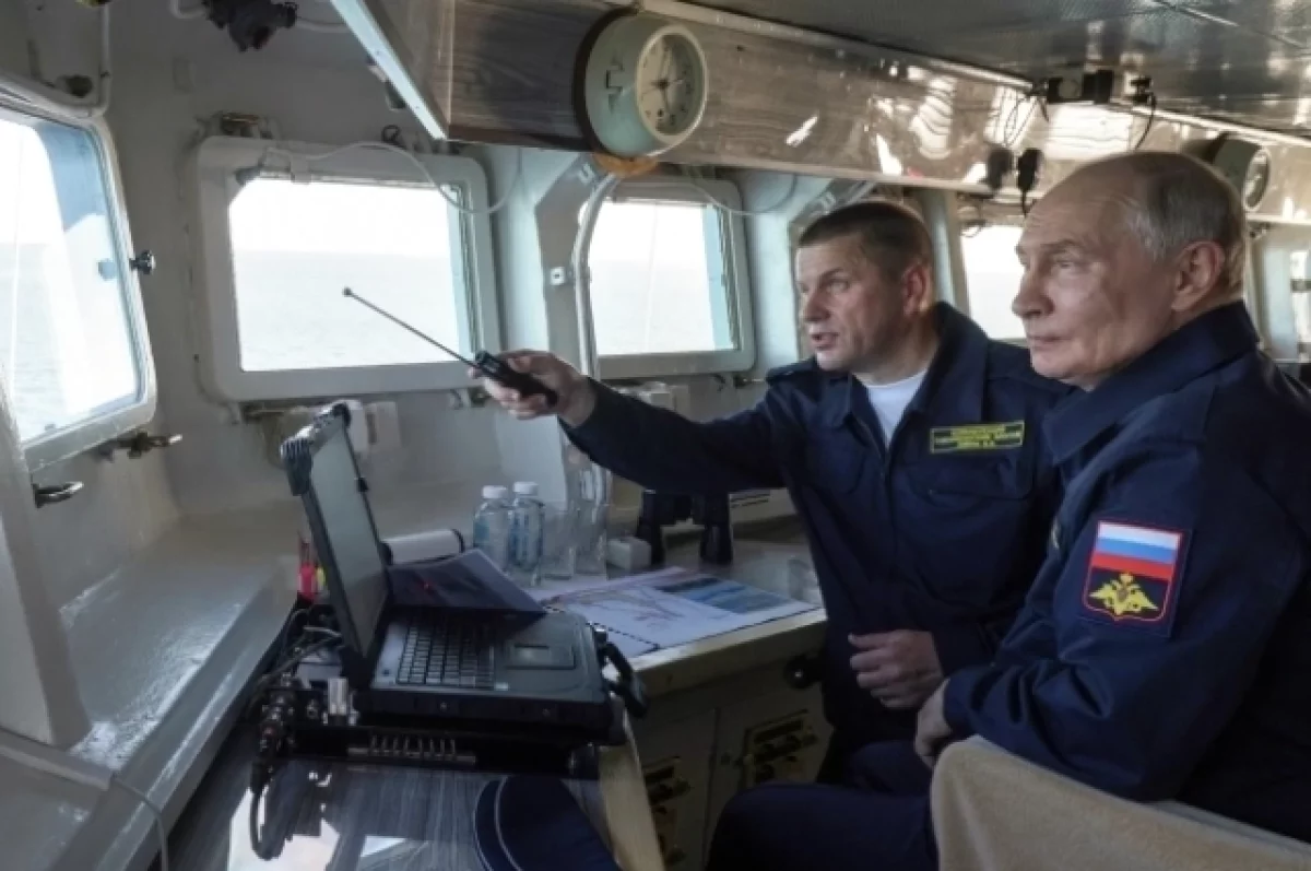 Путин оценил красоту «лежащих» на воде облаков с борта крейсера «Варяг»