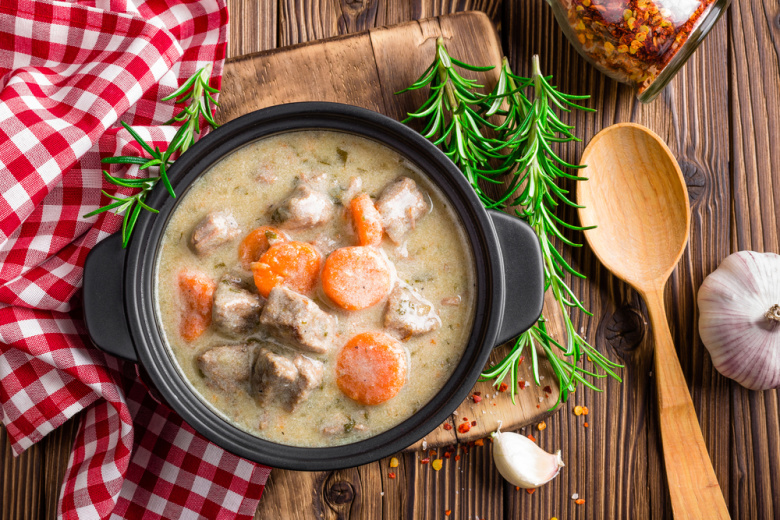 Сделала подливу из простых продуктов: даже сухая котлета с ней стала вкуснее