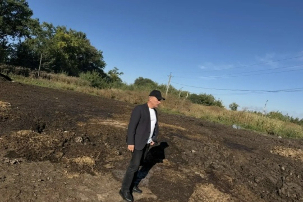 Экологи обнаружили в Новомосковске огромную свалку навоза от свинофермы