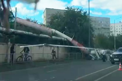 Труба котельной рухнула на дорогу в российском городе и попала на видео