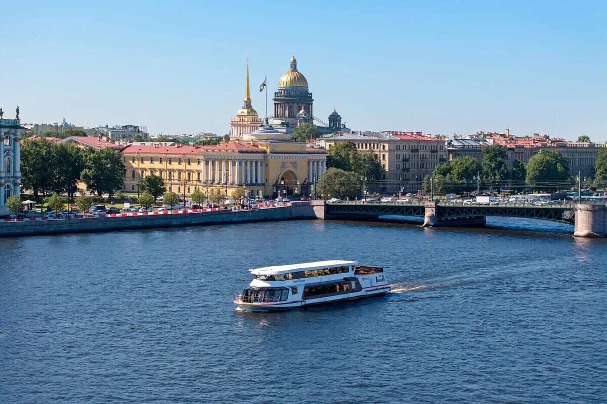В Петербурге запустили электросудно «Ломоносов» с зарядкой прямо на причале