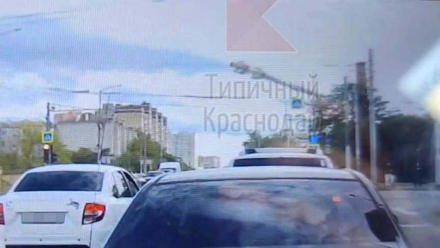 Момент падения трубы котельной на дорогу в Краснодаре попал на видео