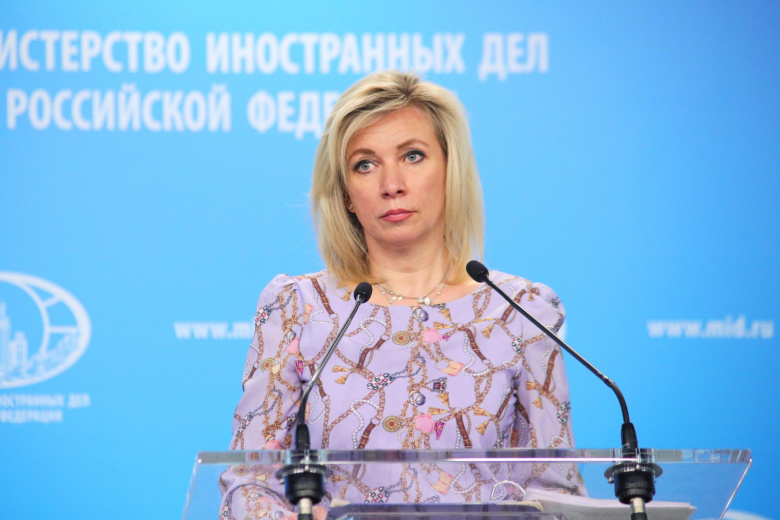Стало известно, на каких языках Захарова общалась на брифинге