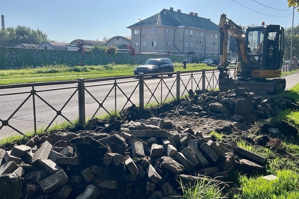 Жители Светлого дождались ремонта тротуара на Советской улице