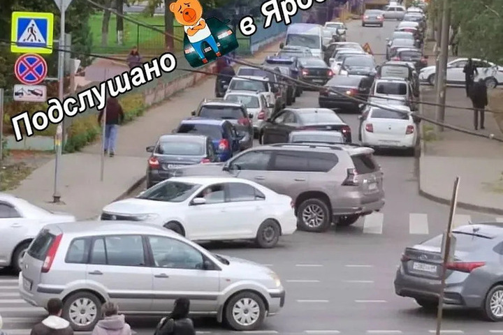 В Ярославле у Соловьевской больницы случился «парковочный ад»