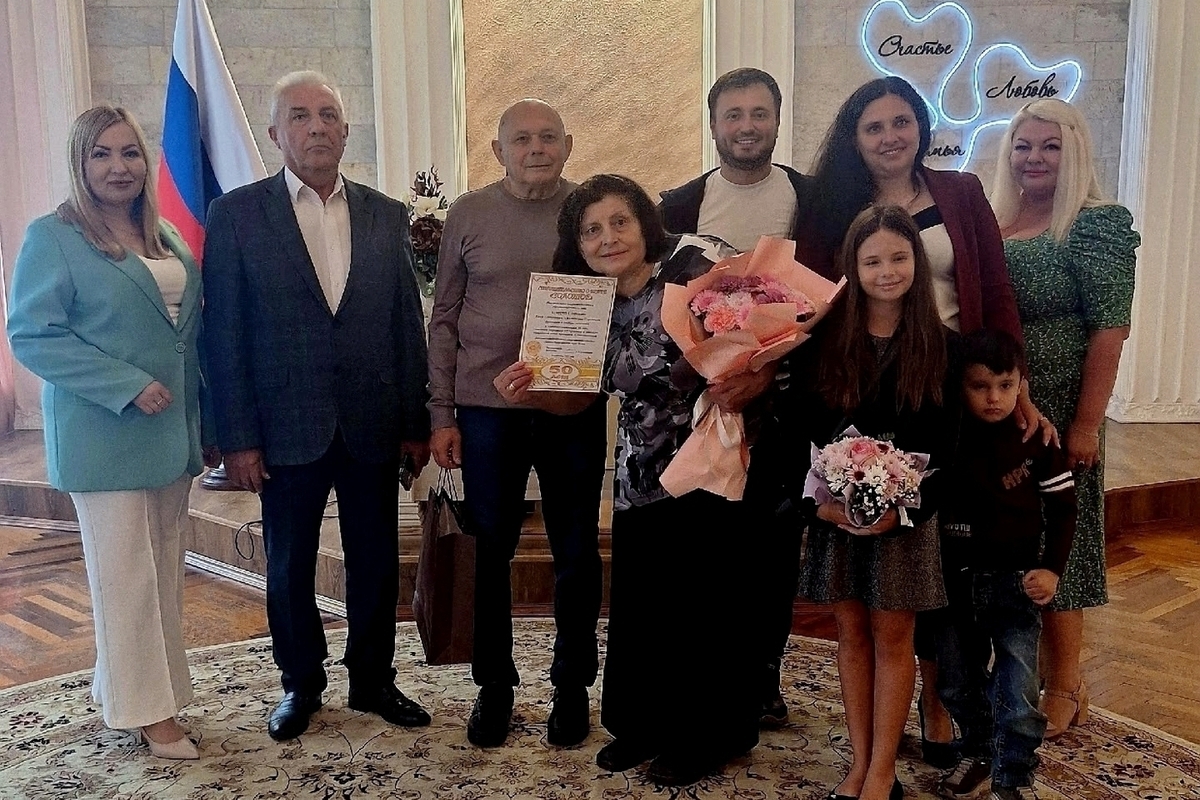 В Железногорске поздравили супругов Сёмкиных с золотой свадьбой