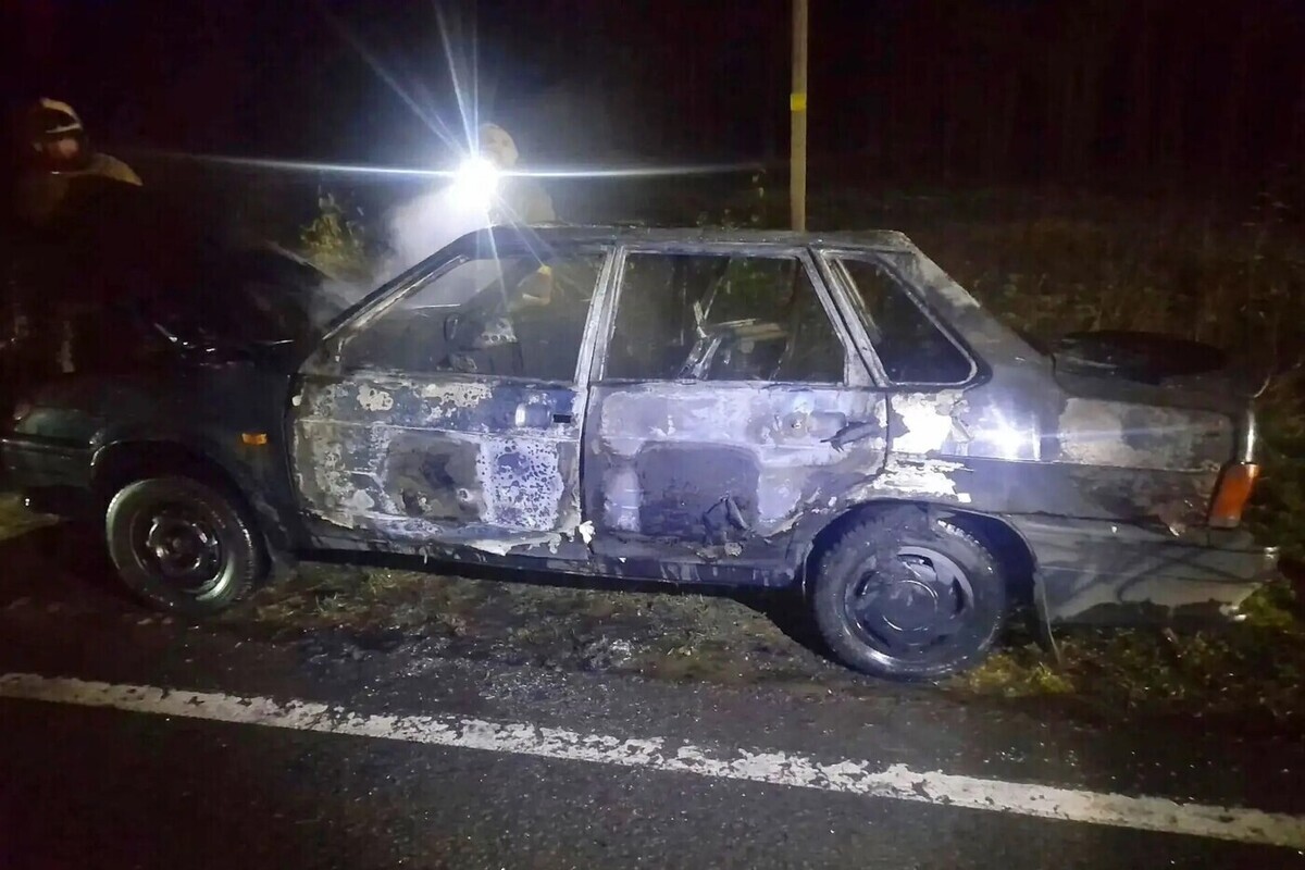 В Шенкурском округе во время движения загорелся автомобиль