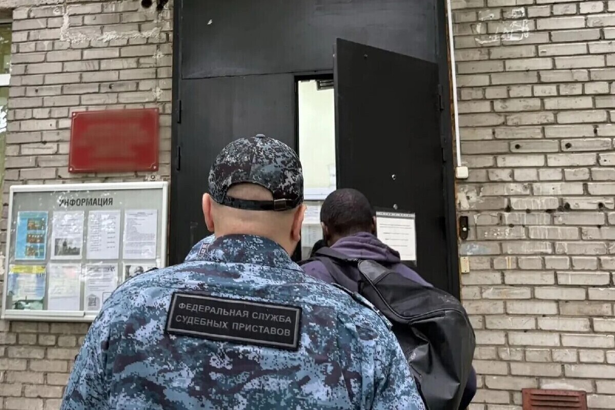 Тренер по боксу из Камеруна сменит перчатки на инвентарь дворника в Петербурге