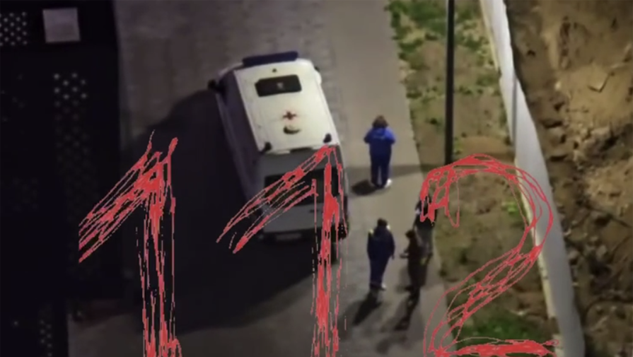 В Подмосковье девушка выпала из окна, ее нашли под домом с ножевым ранением сердца