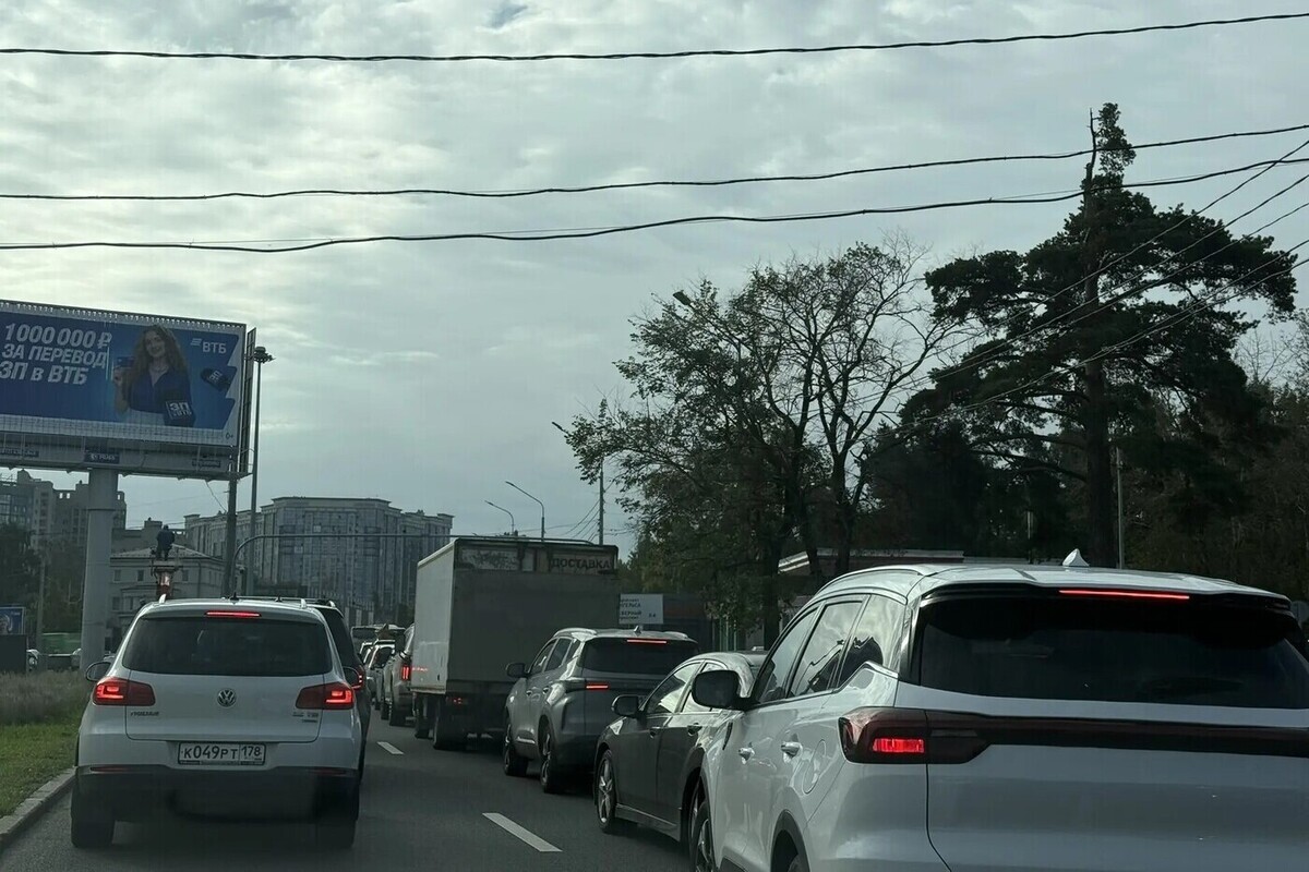 Очередь к АЗС и авария застопорили движение на Выборгском шоссе