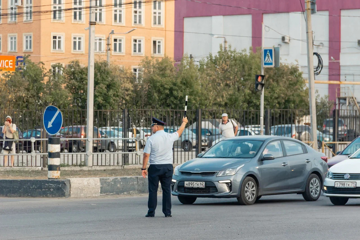 В Рязани иностранца подозревают в попытке дать взятку инспекторам ГИБДД