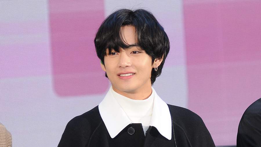 Участник BTS Ким Тэхен рассказал о лечении из-за проблем со слухом
