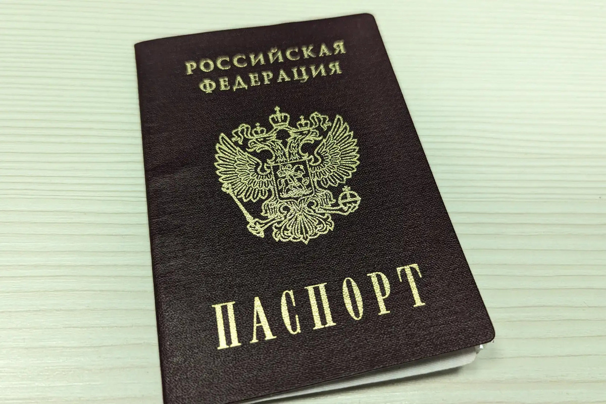 Прилепившего свое фото в паспорт покойного петербуржца осудили на 6 лет