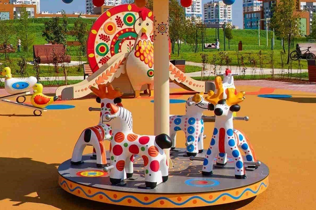 В Екатеринбурге открыли детскую площадку в стиле дымковской игрушки