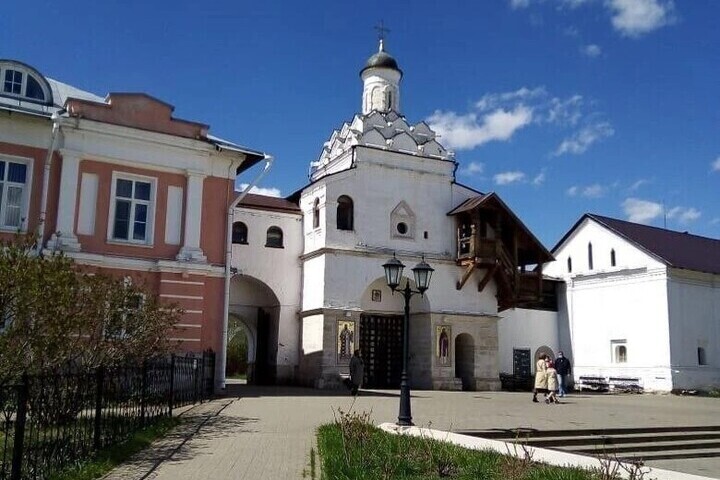В Серпухове при Введенском Владычнем монастыре действует Духовно-просветительский центр имени святителя Алексия