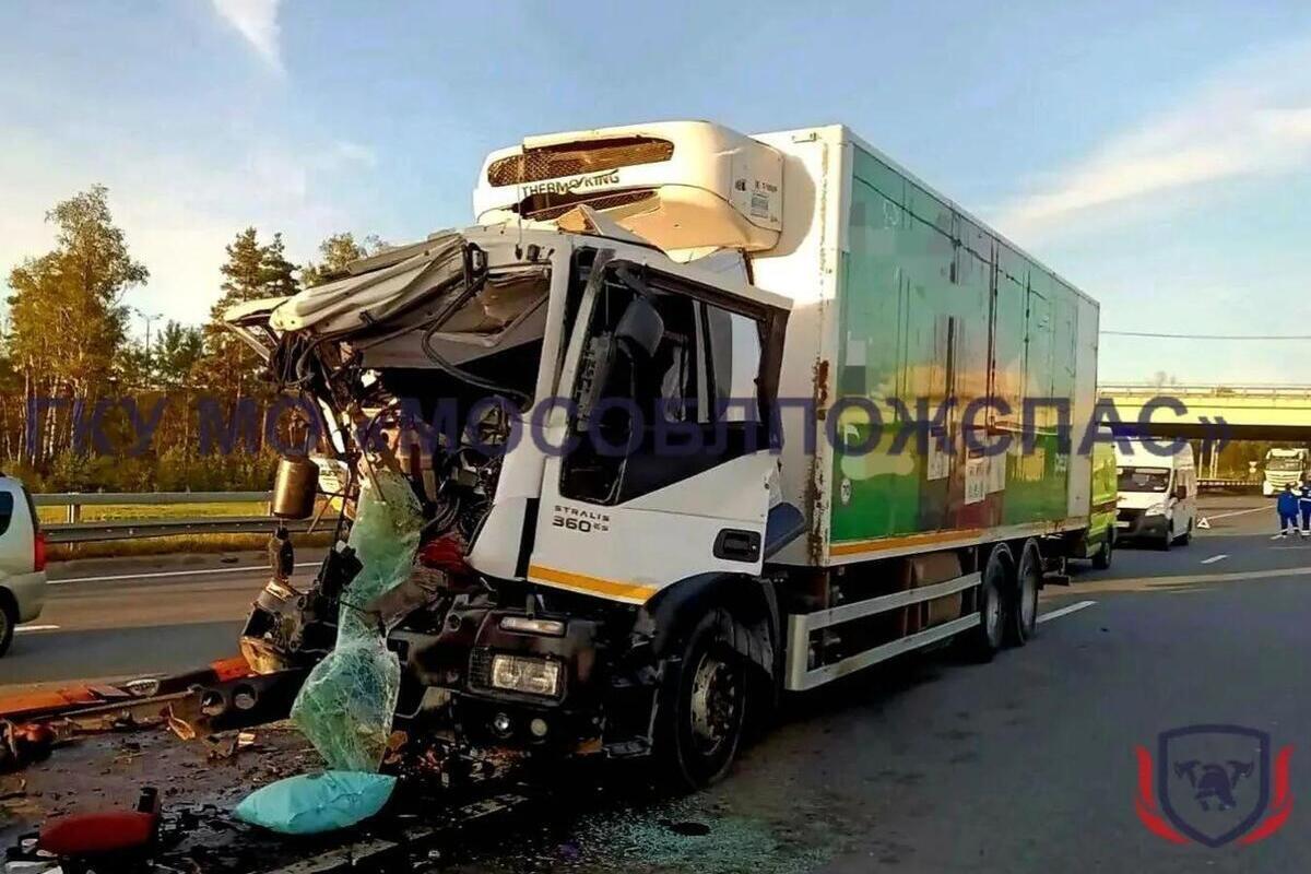 Два грузовика не смогли разъехаться на федеральной трассе