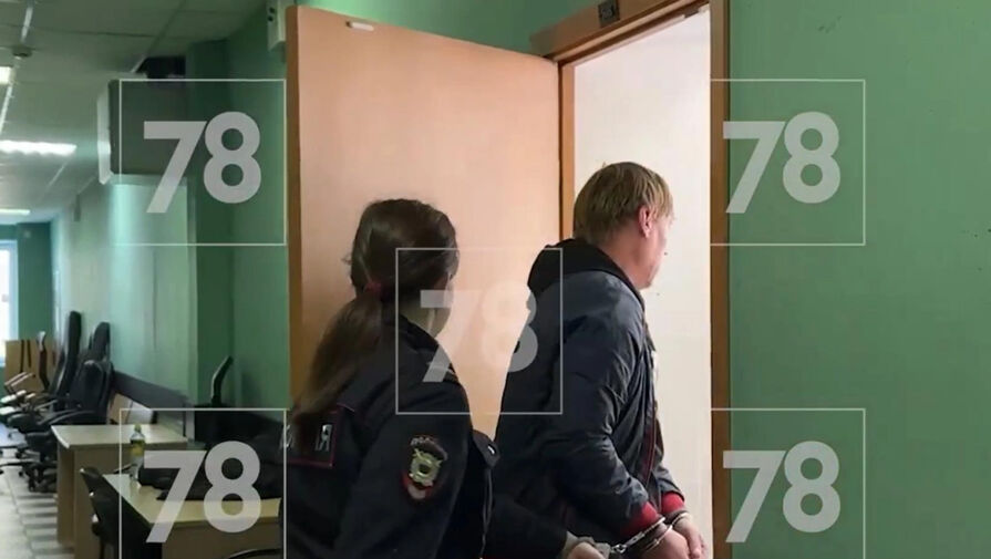 Мужчину, обвиняемого в надругательстве над двумя детьми в Петербурге, отправили за решетку