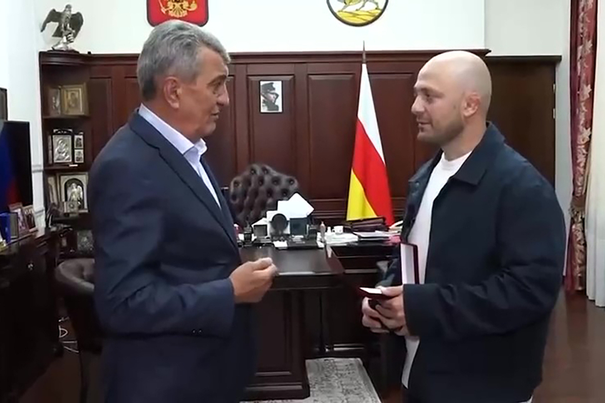 Глава Осетии поблагодарил Инала Козонова за спасение женщины и ребенка