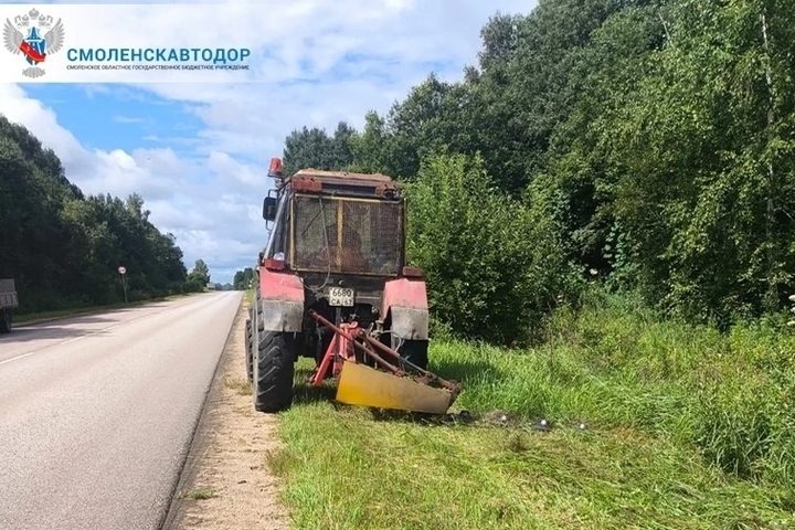 Вдоль дорог Смоленской области продолжается масштабный покос травы: механизаторы и рабочие обеспечивают безопасность движения