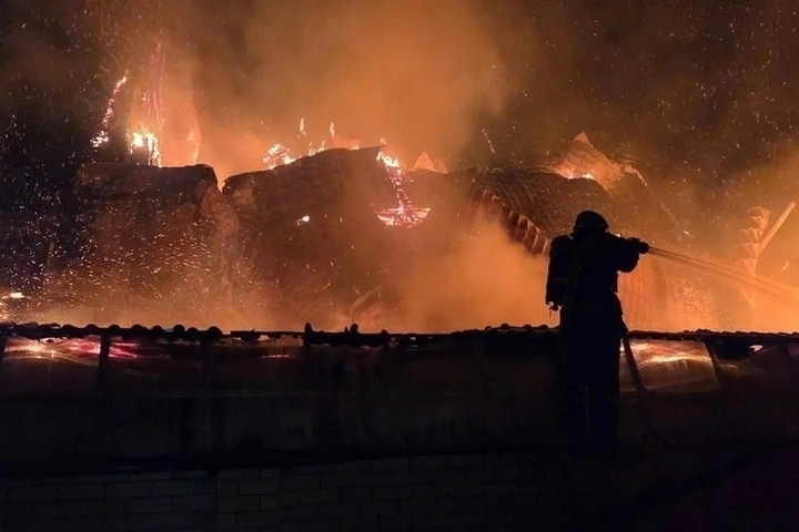Огонь уничтожил крышу частного дома на ночном пожаре в алтайском селе