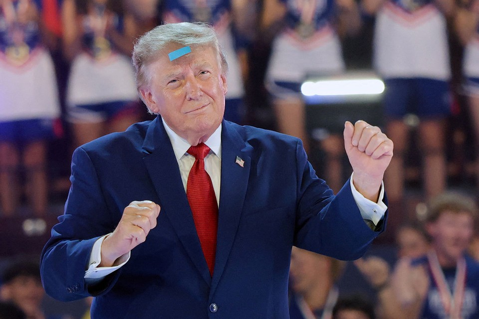 «Стальная стена» и золотой Трамп: президент США снова устроил шоу на весь мир