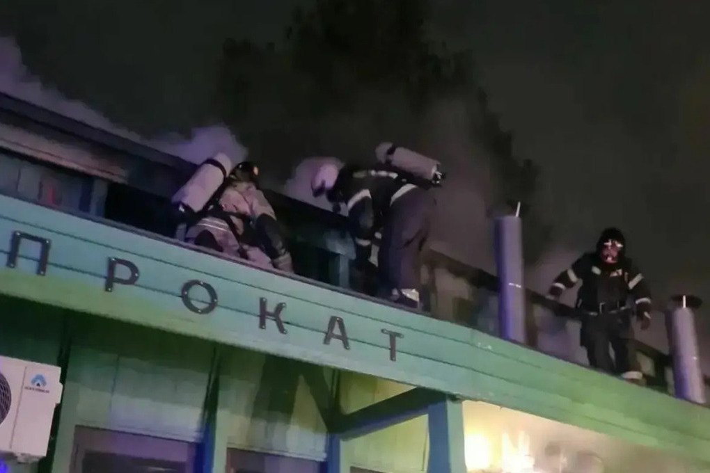 В барнаульском парке «Изумрудный» ночью загорелось кафе