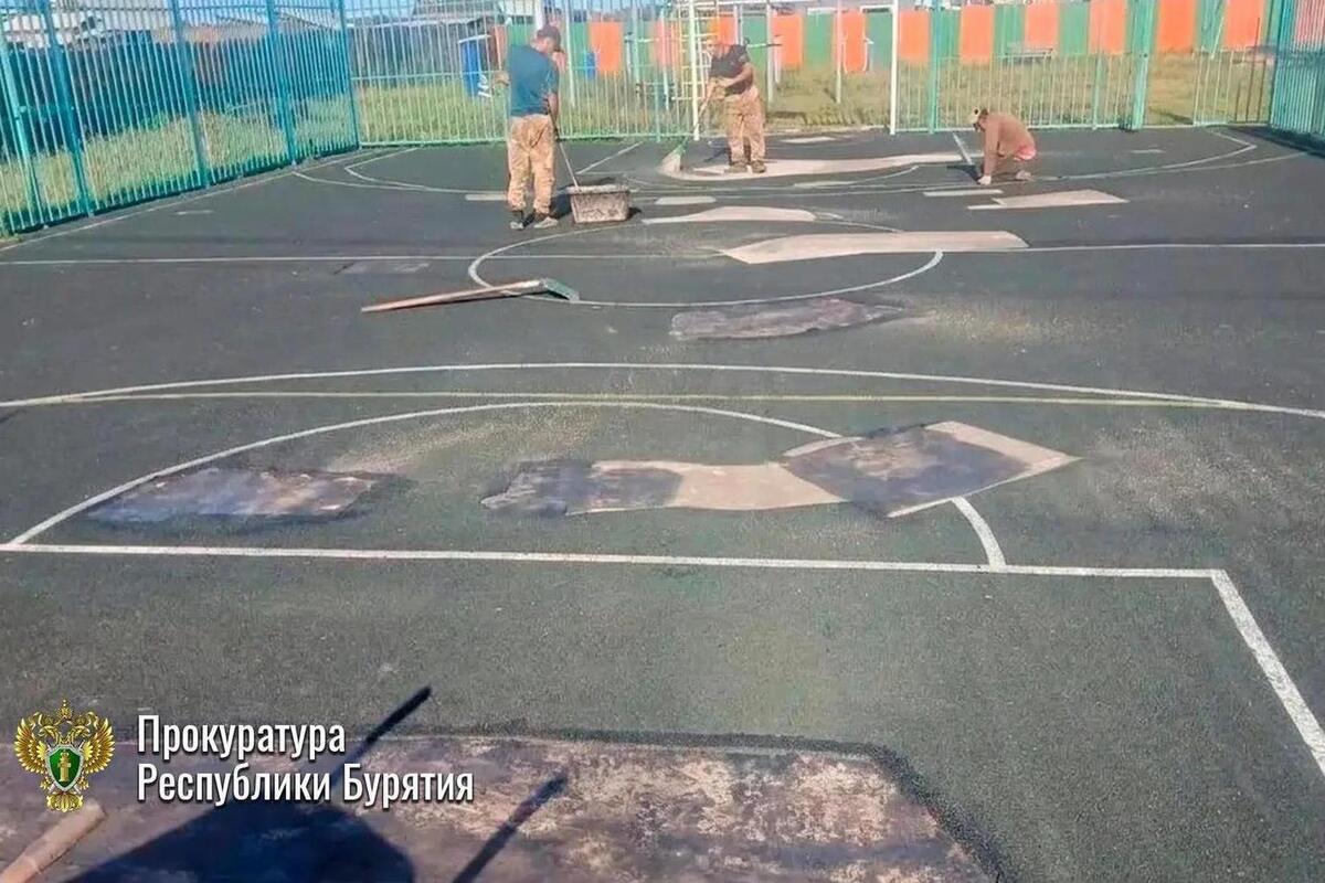 В районе Бурятии восстановили покрытие детской площадки после проверки прокуратуры