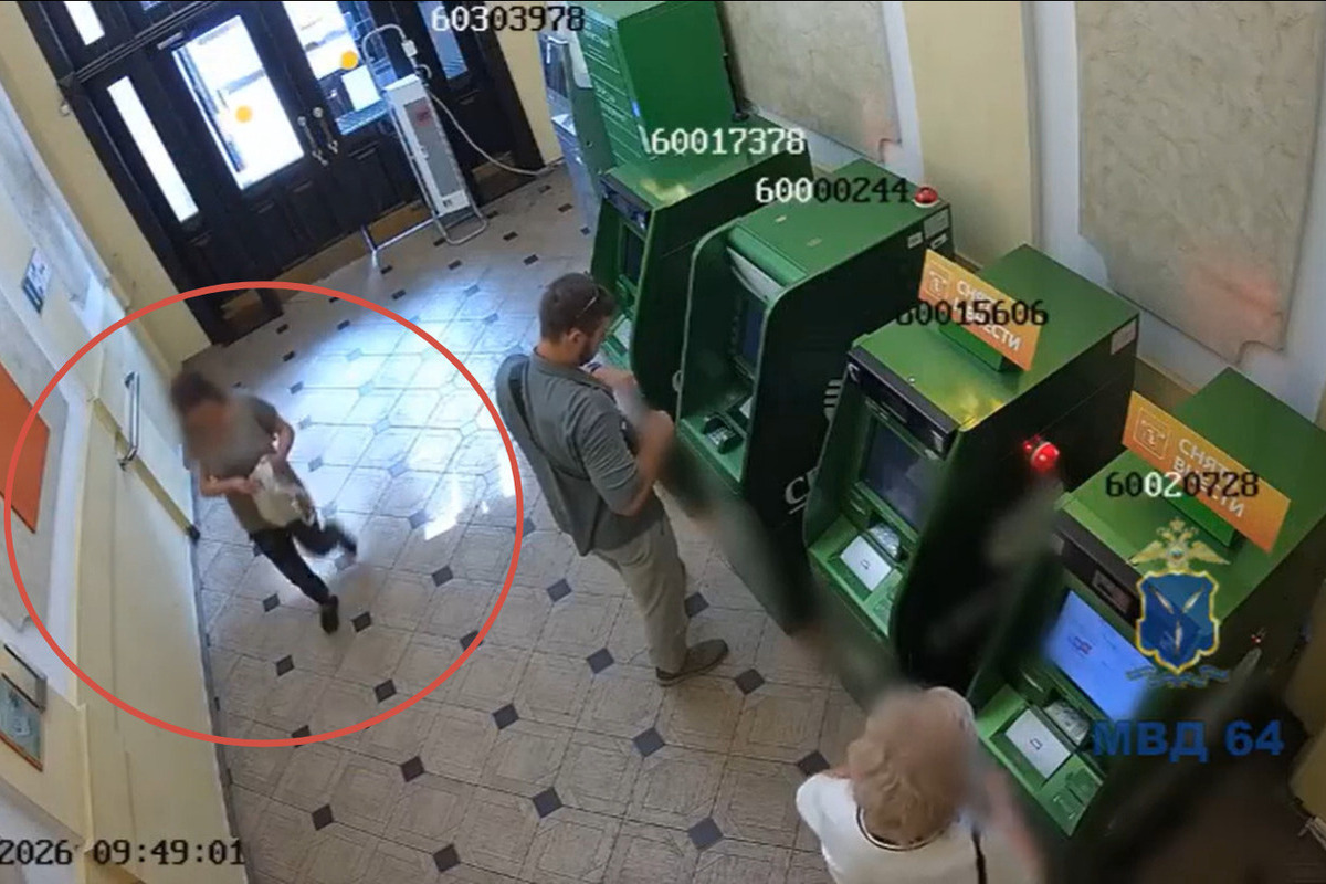 В Саратове задержали женщину за кражу денег с чужой потерянной карты