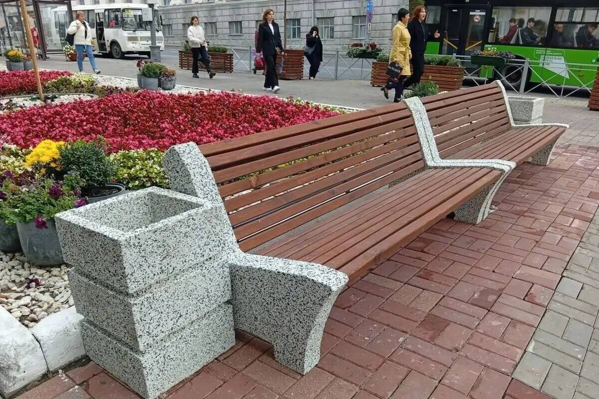 В центре Курска установят 127 скамеек и 107 урн