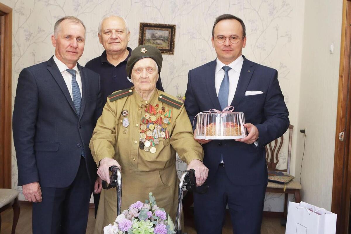 В Брянске с 103-летием поздравили ветерана Палину Сергееву