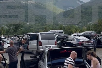 Около тысячи человек застряли в километровой пробке на границе России и Грузии