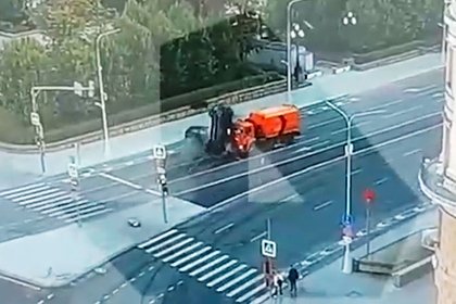 Легковушка сделала сальто и приземлилась на грузовик в Москве