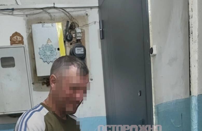 В Твери мужчина с топором угрожает соседям, избивает их и портит имущество