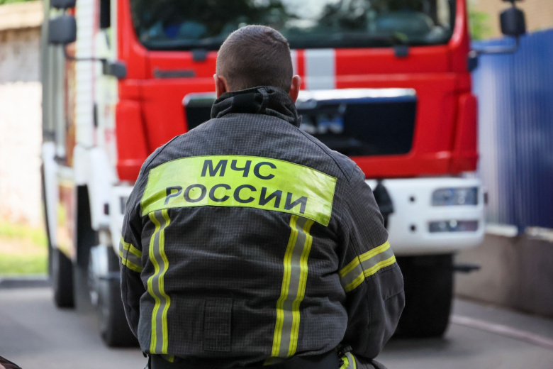 Две машины заполыхали на дороге в Петербурге