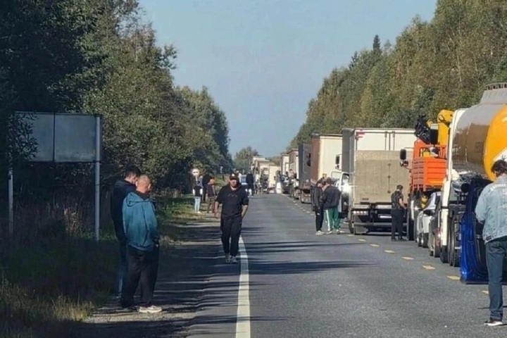 Пробка в 6 км образовалась на границе Ярославской области из-за ДТП с фурой