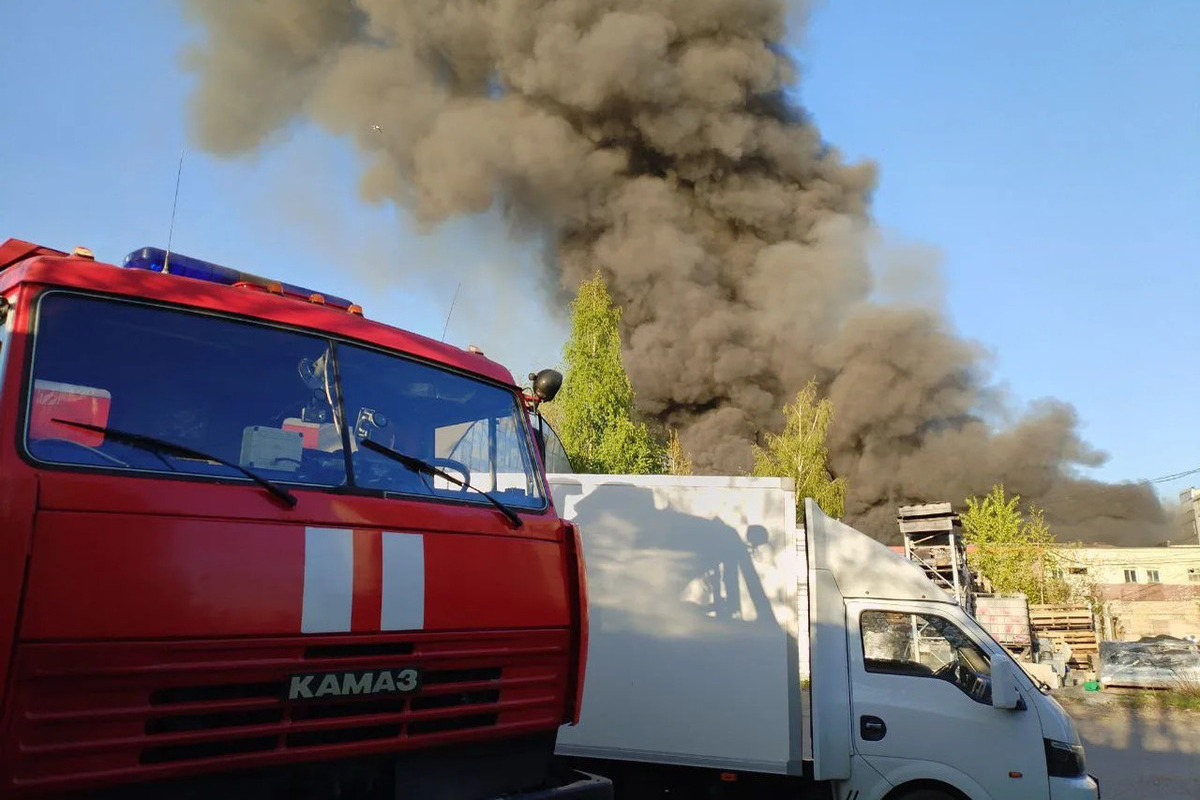 Полыхающие «Газель» и «Ауди» парализовали движение в Выборгском районе