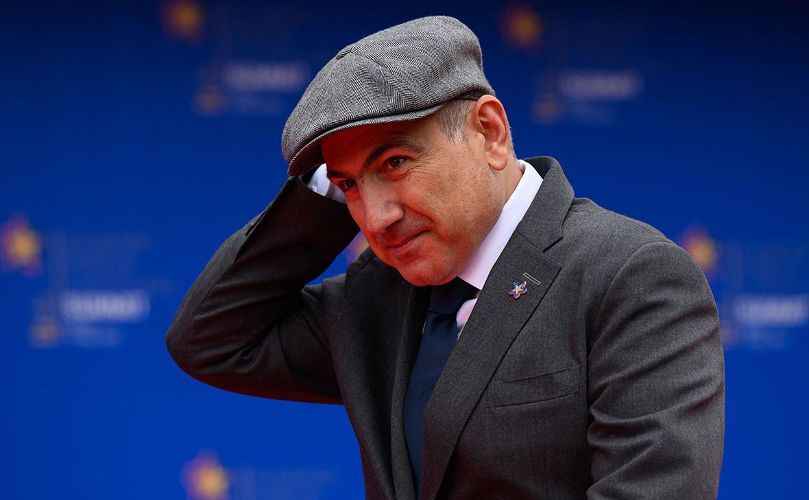 Пашинян на фоне развода записал видео под трек «Снова стою одна»