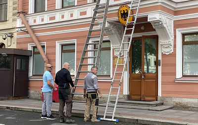 Флаг ФРГ сняли со здания генконсульства республики в Петербурге
