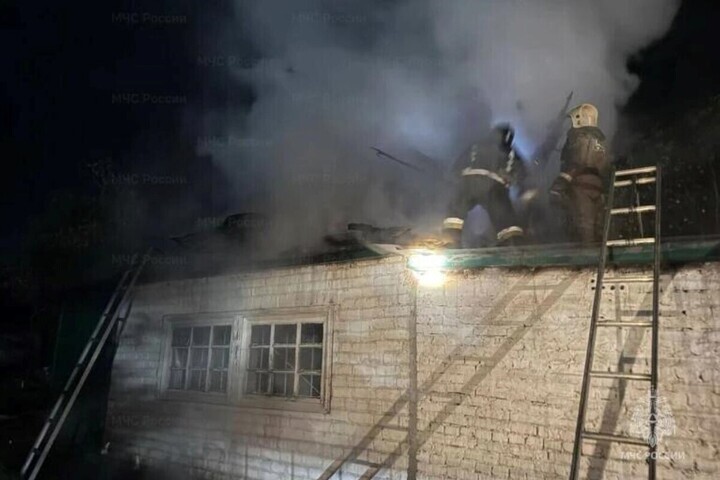В Орловской области огонь повредил внутренние помещения и мебель в жилом доме