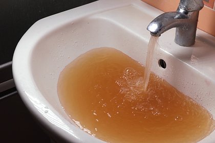 Жители Санкт-Петербурга пожаловались на ржавую воду из-под крана