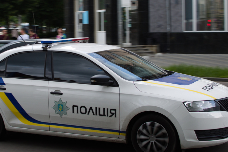 Неизвестные подбросили бомбу к зданию ТЦК и устроили взрыв