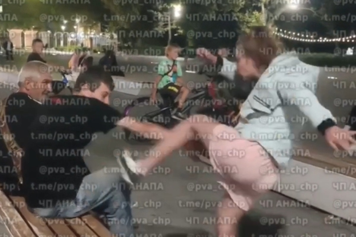 Пьяная женщина устроила конфликт с мужчиной в центре Анапы