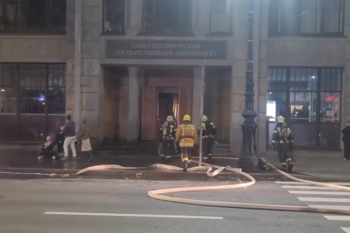 МЧС перекрыло движение в обе стороны у СПбГУ из-за пожара