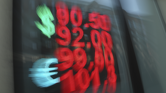 ЦБ поднял курс доллара до 83,81 рубля