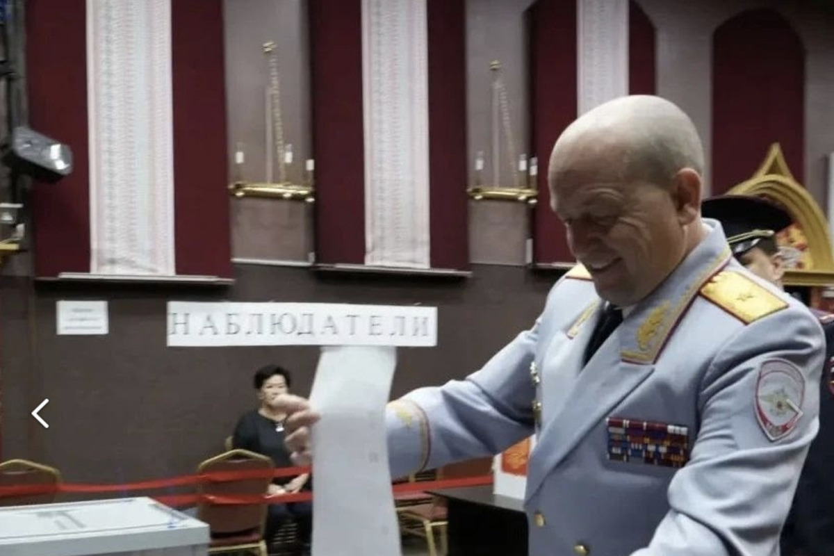 Министр внутренних дел Тувы и председатель Совета ветеранов первыми проголосовали на избирательном участке в Кызыле